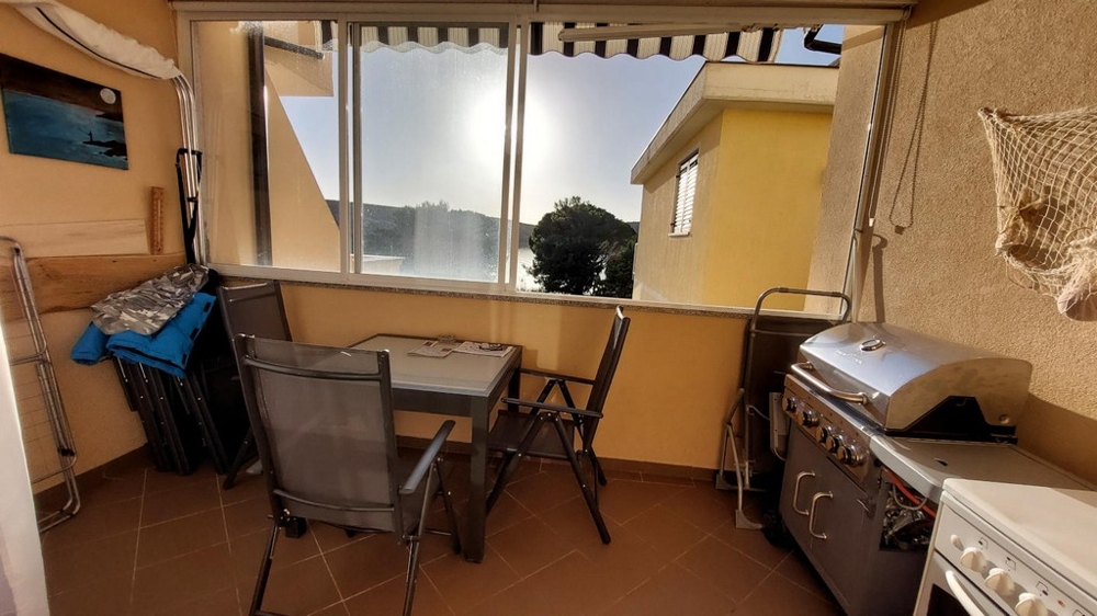 Loggia mit Meerblick und Grillbereich