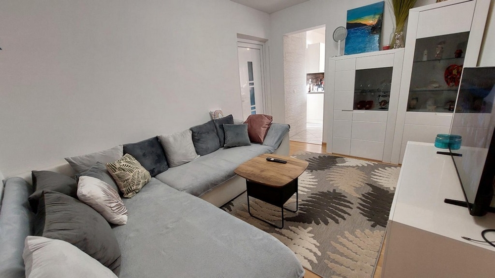 Wohnbereich mit Zugang zur Küche