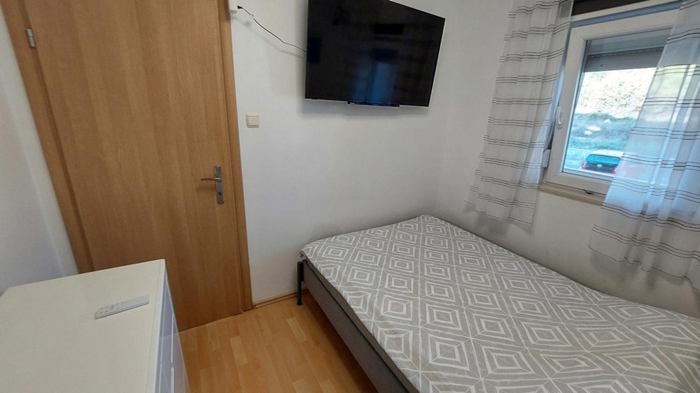 Zweites Schlafzimmer mit Einzelbett und TV