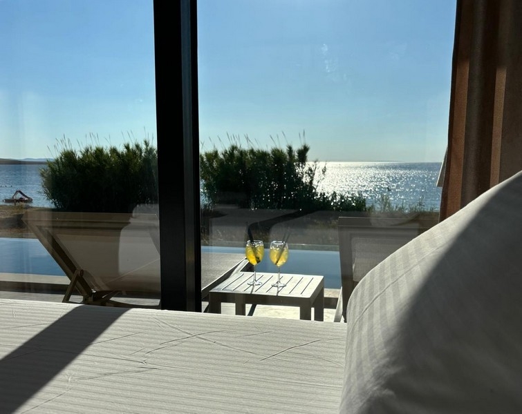 Blick vom Bett auf Terrasse und Meer