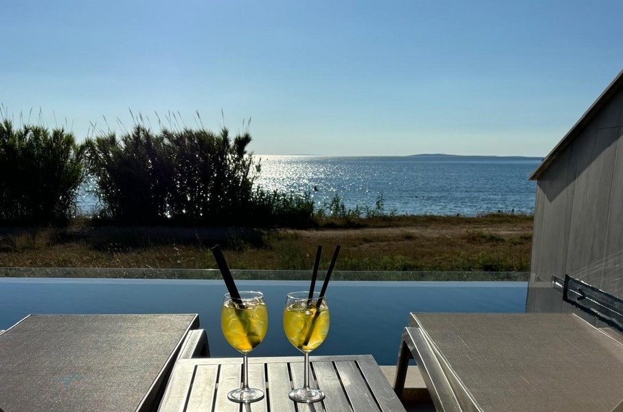 Getränke am Pool mit Meerblick