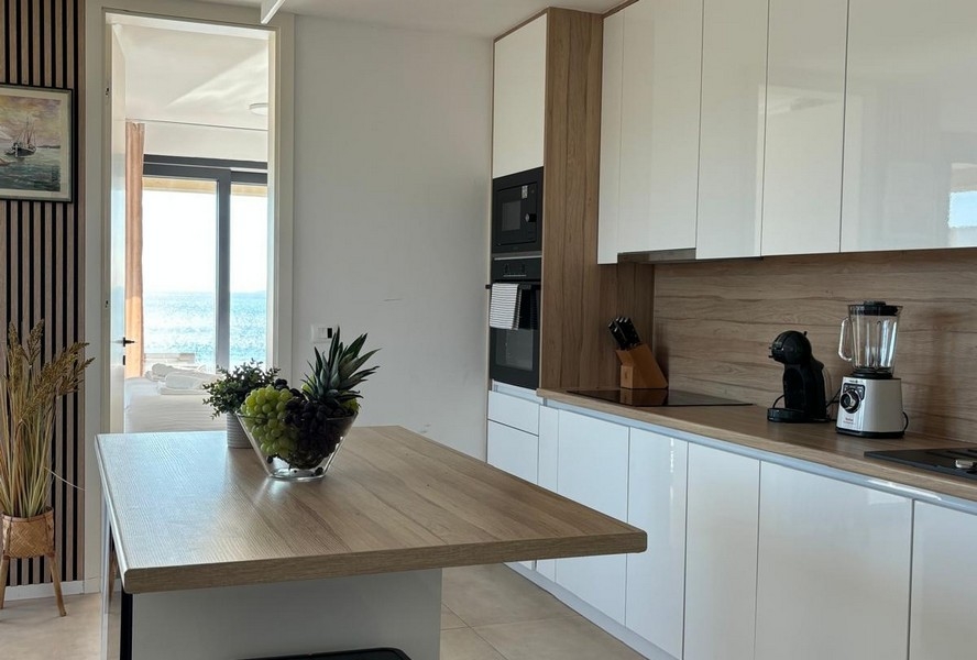 Moderne Küche mit Meerblick