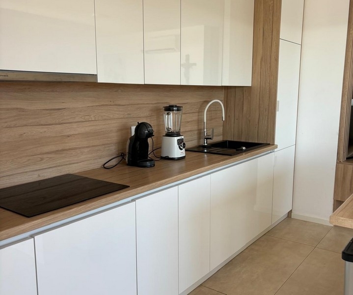 Küchenzeile in Weiß und Holz