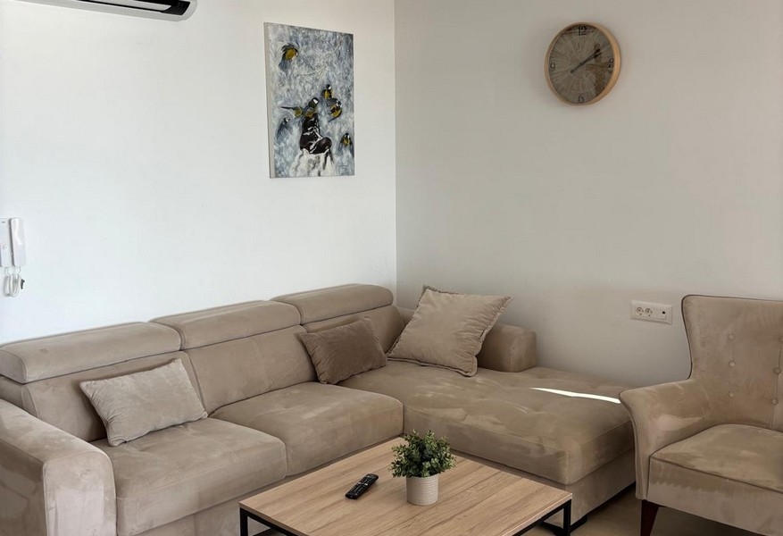Wohnzimmer mit Sofa und Sessel