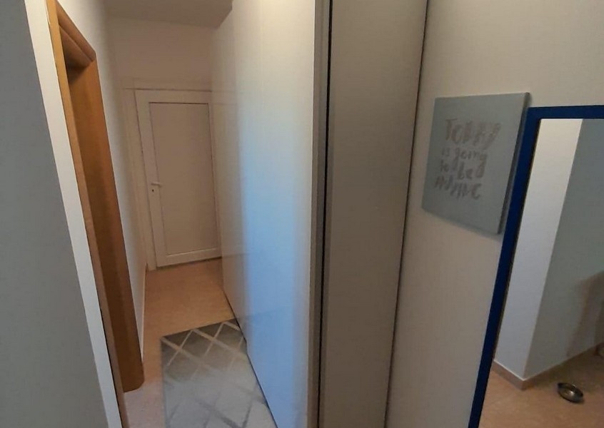 Flur mit Einbauschrank und Wandspiegel