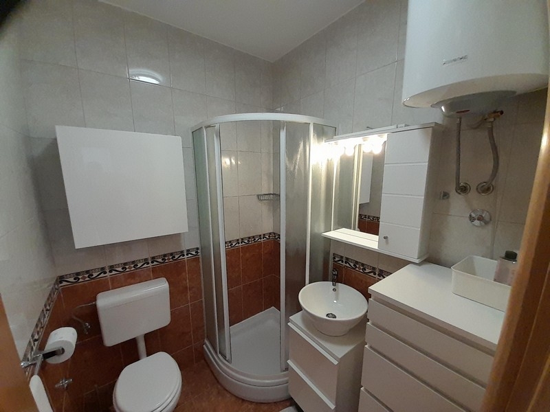 Badezimmer mit Dusche, Waschbecken und WC