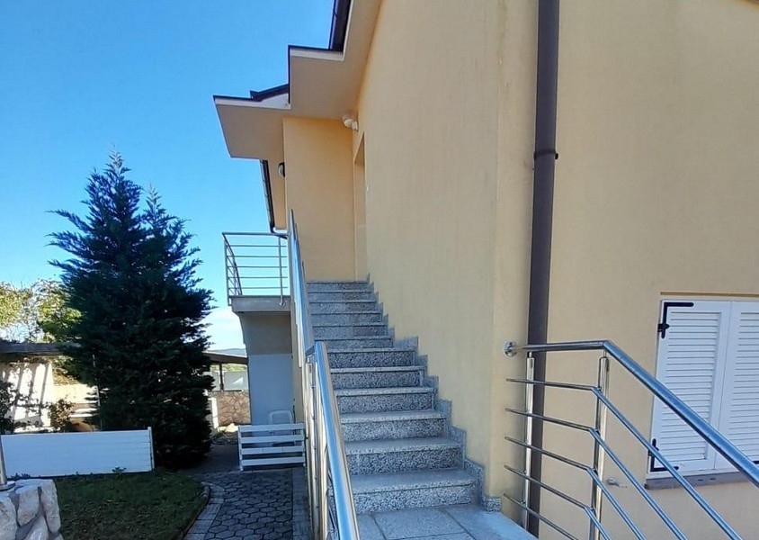 Außentreppe zum Wohnungseingang mit Edelstahlgeländer