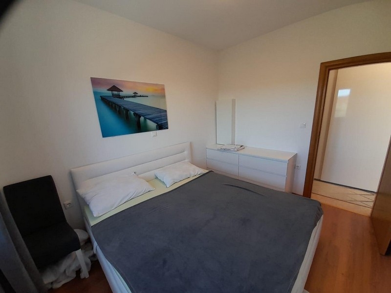 Schlafzimmer mit Doppelbett, Kommode und Spiegel