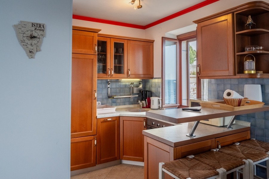 Küche der Wohnung A3792 im Stadtzentrum von Rovinj, Istrien.