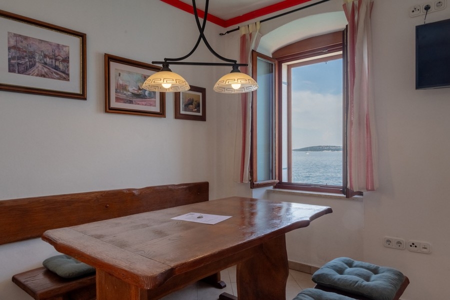 Esszimmer mit wunderschönem Blick auf das Meeresufer von Rovinj, Istrien.