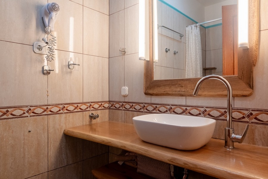 Das moderne Badezimmer der Immobilie.