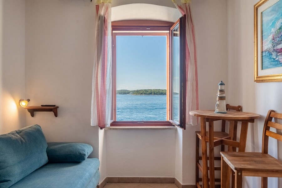 Wohnung direkt am Meer zum Kauf in Rovinj, Istrien.