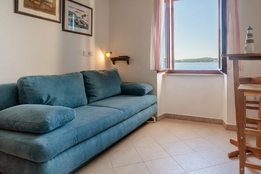 Couch im Wohnzimmer und Blick auf das Meer.