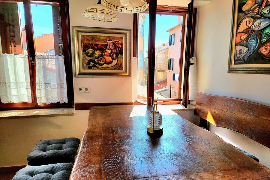 Vom Esstisch genießt man den Blick ins Stadtzentrum von Rovinj in Kroatien