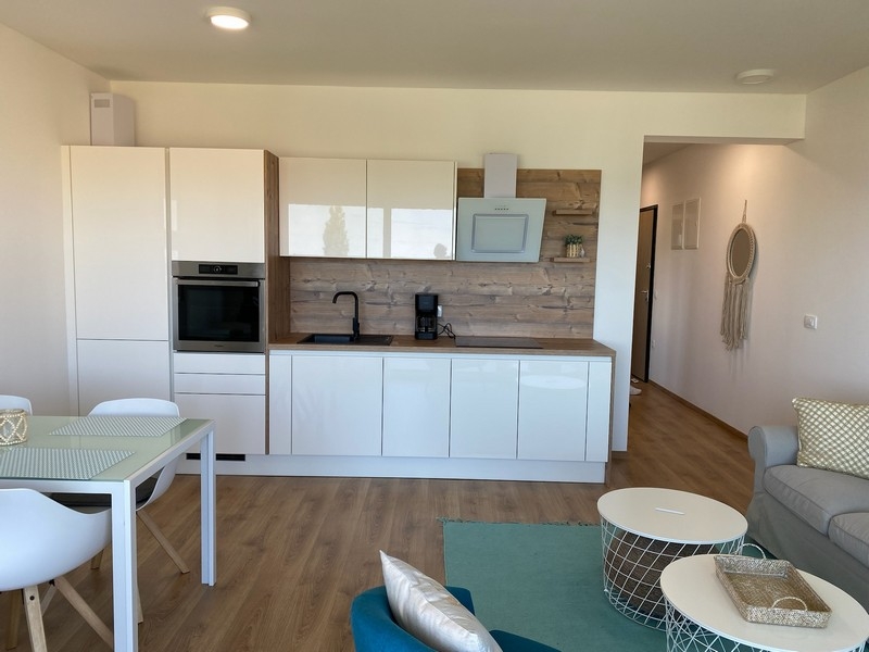 Blick in die Küche und auf den Essbereich der Immobilie A3799 in Kroatien.