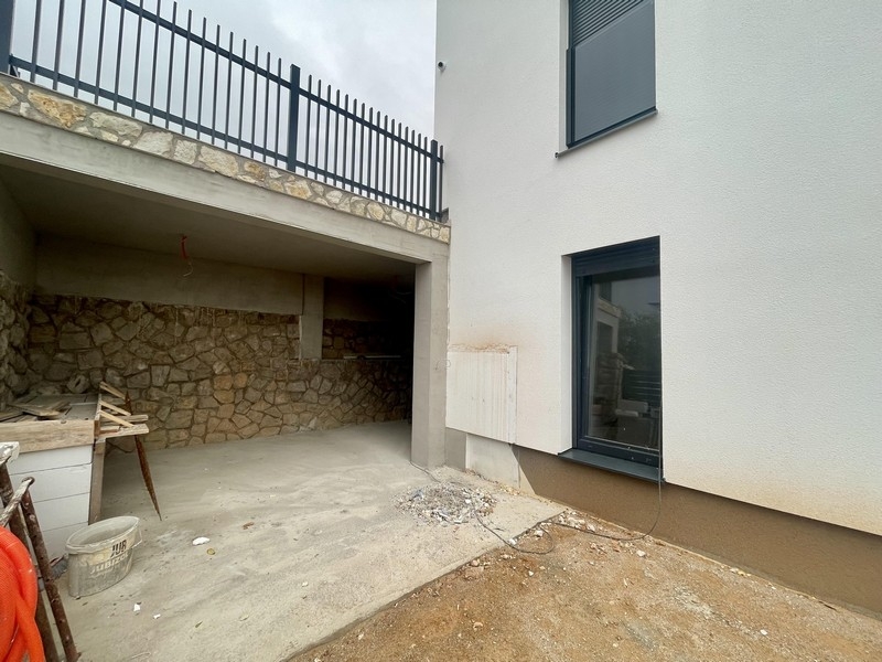 Erdgeschosswohnung in Omisalj – überdachter Bereich und Garten