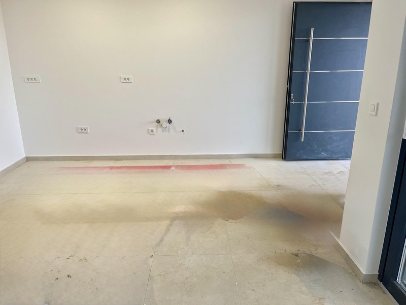 Eingangsbereich und Küchenanschlüsse der Erdgeschosswohnung Omisalj