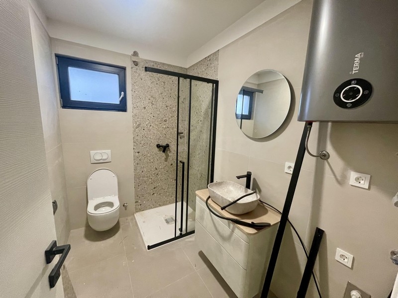 Modernes Badezimmer mit Dusche in Erdgeschosswohnung Omisalj