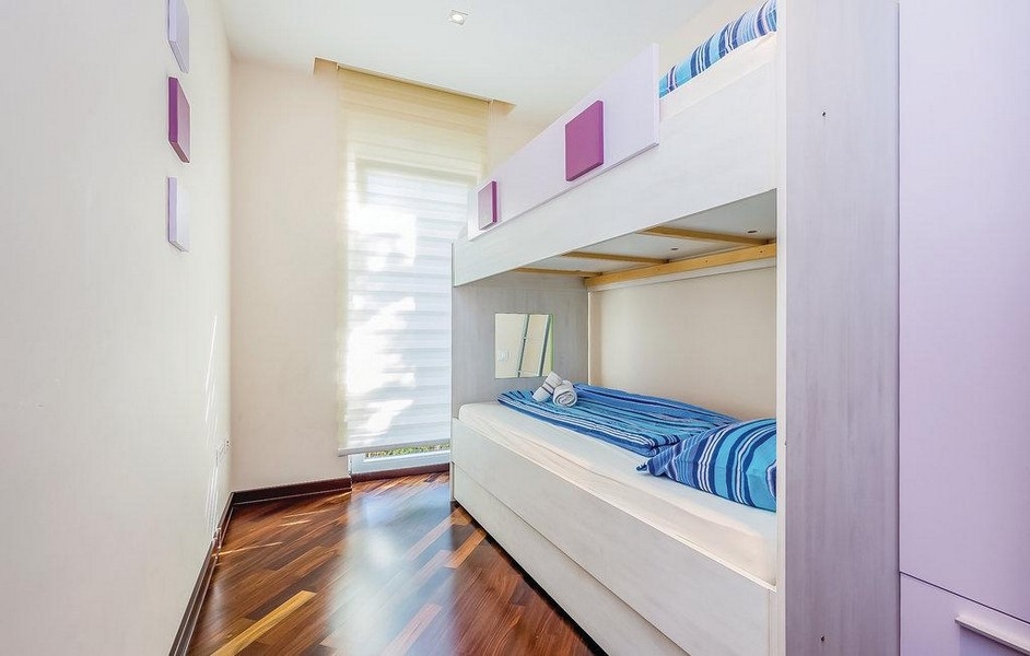 Kinderzimmer mit Etagenbett und Holzfußboden