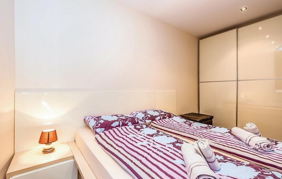 Gemütliches Schlafzimmer mit Doppelbett und Kleiderschrank
