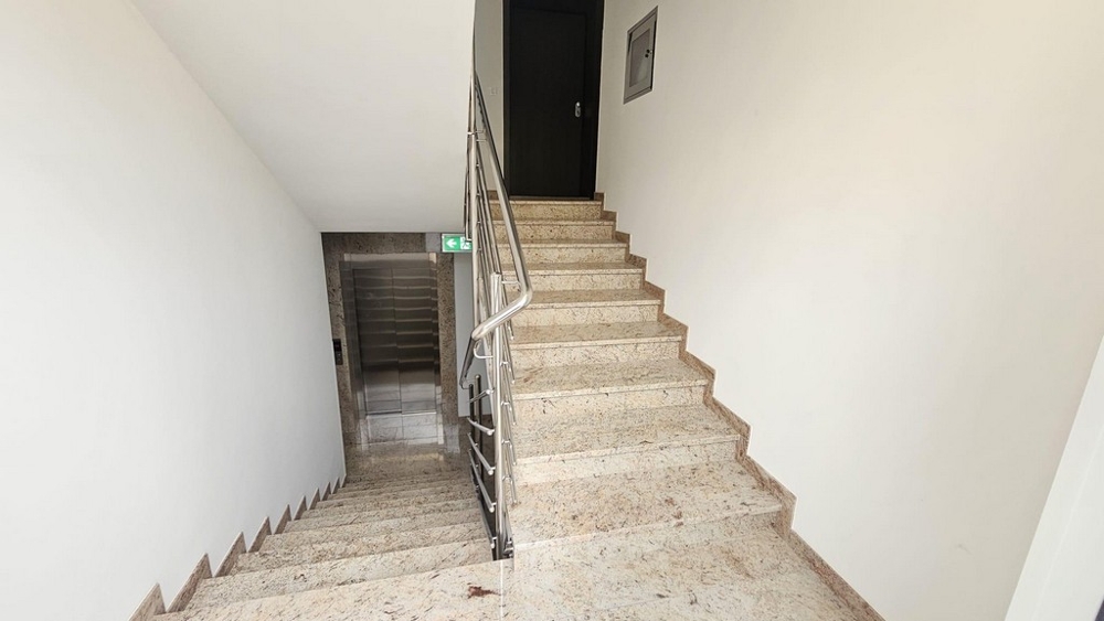 Treppenhaus mit Aufzug und Marmorstufen