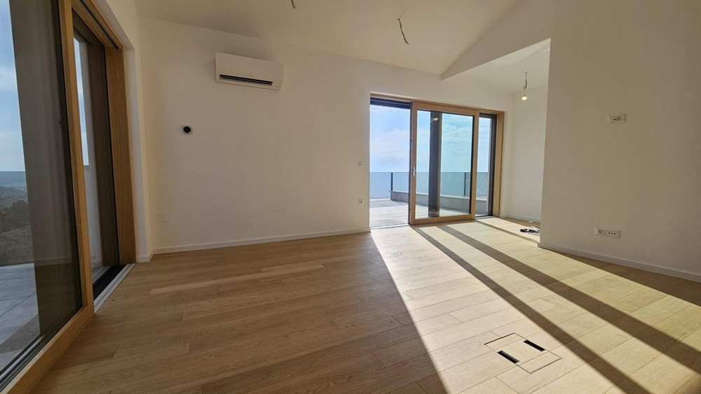 Wohnzimmer mit Zugang zur Meerblick-Terrasse