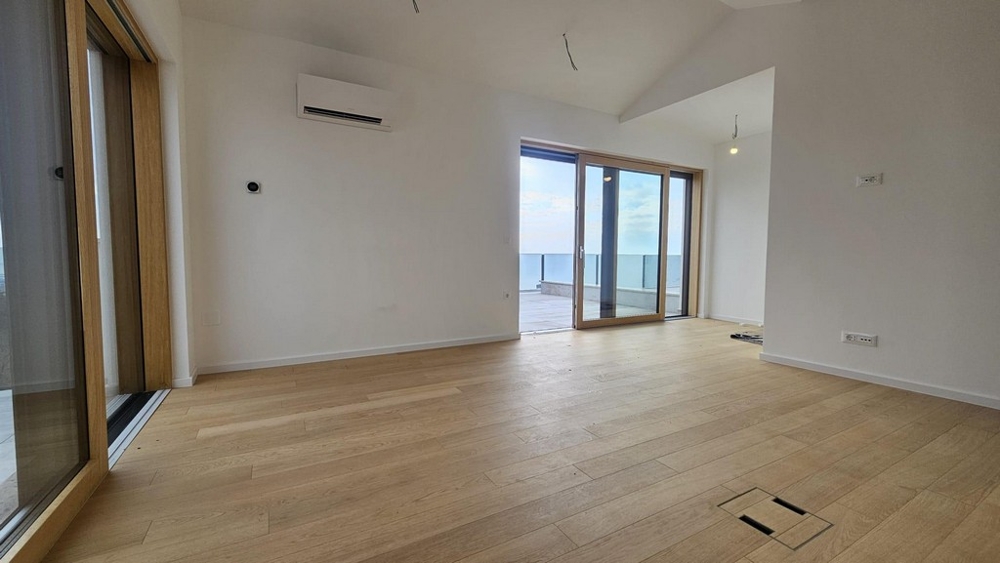 Heller Wohnraum mit Aussicht aufs Meer