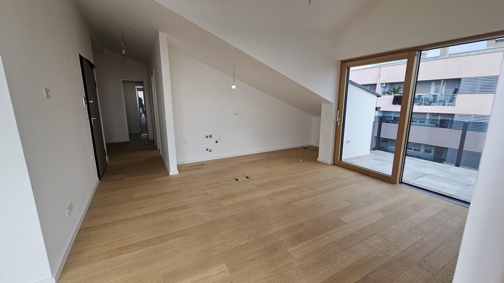 Wohnbereich mit Zugang zum Balkon