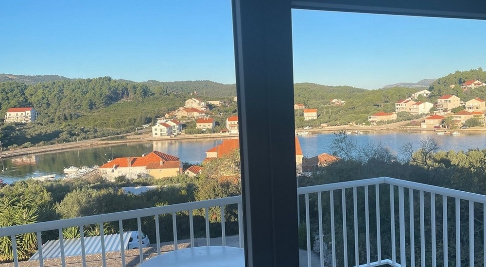 Ausblick auf Bucht und Ortschaft vom Balkon