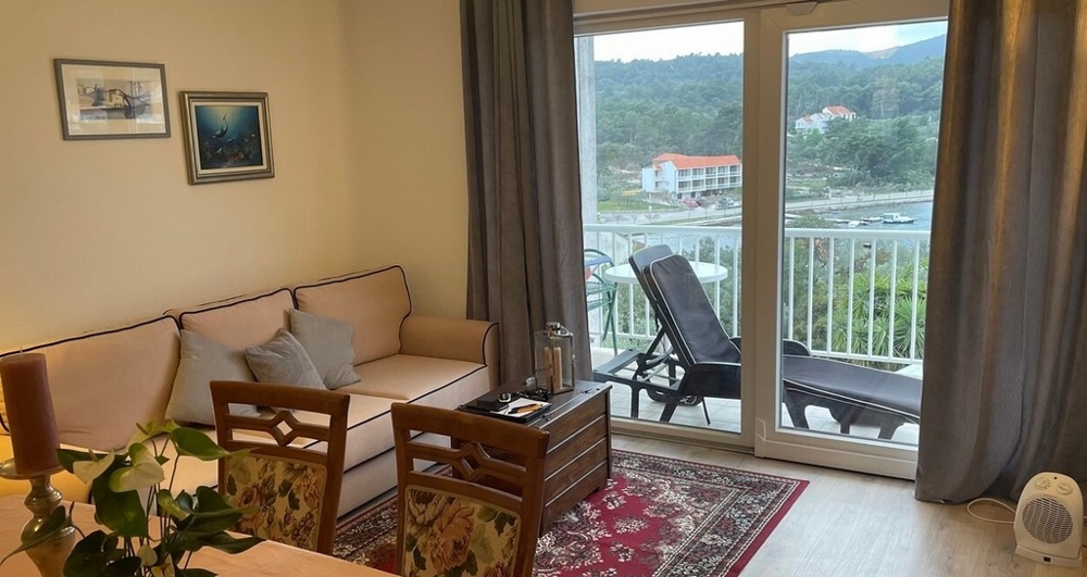 Blick vom Wohnbereich auf die Terrasse und das Meer.