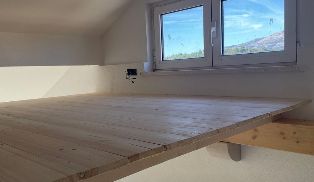 Galeriefläche aus Holz mit Fensterblick