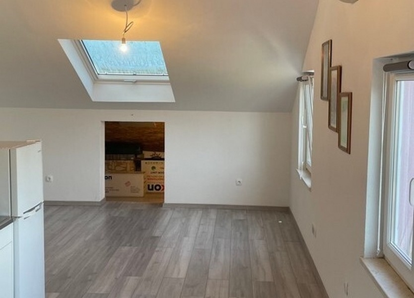 Heller Raum mit Dachschräge und Laminatboden