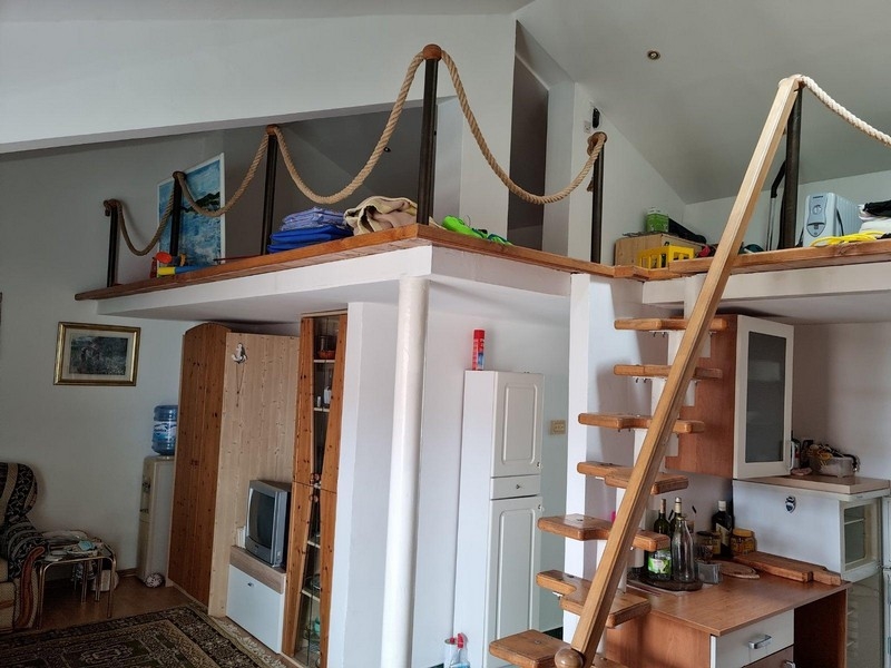 Blick auf die praktische Galerie der Wohnung A3810 in Kroatien.