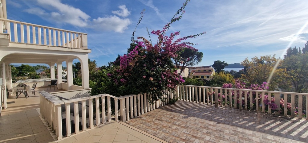 Blick auf das Meer von der Terrasse der Immobilie A3813