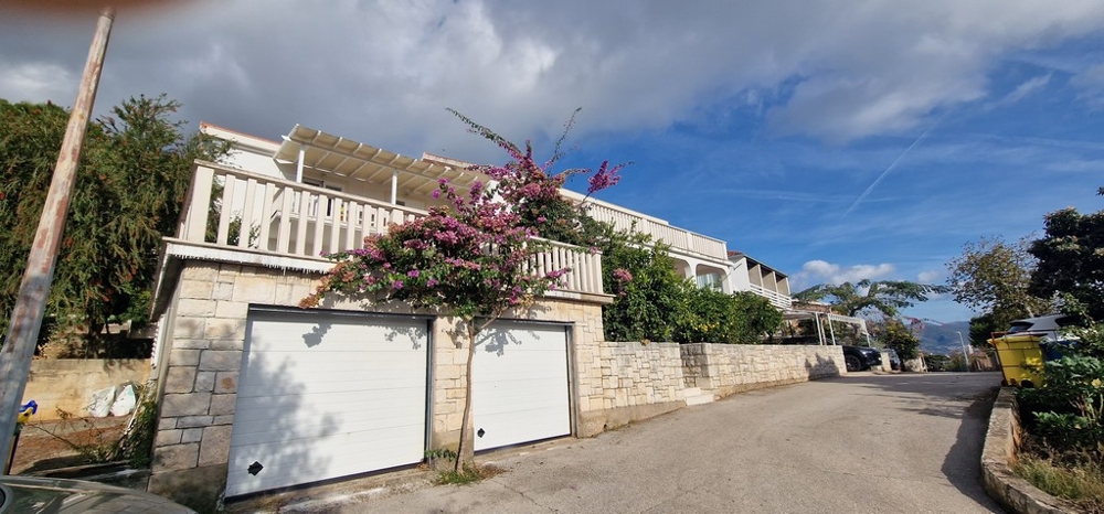 Garage und Hausansicht mit Blumen