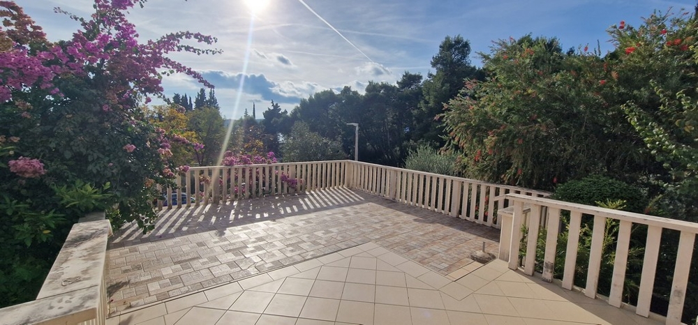 Große Terrasse mit Meerblick
