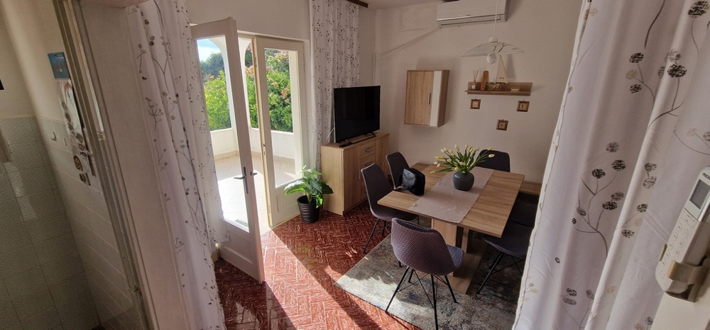 Essbereich mit Zugang zur Terrasse