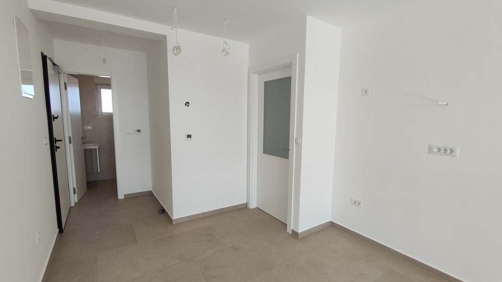 Flur und Eingangsbereich mit Badezimmer