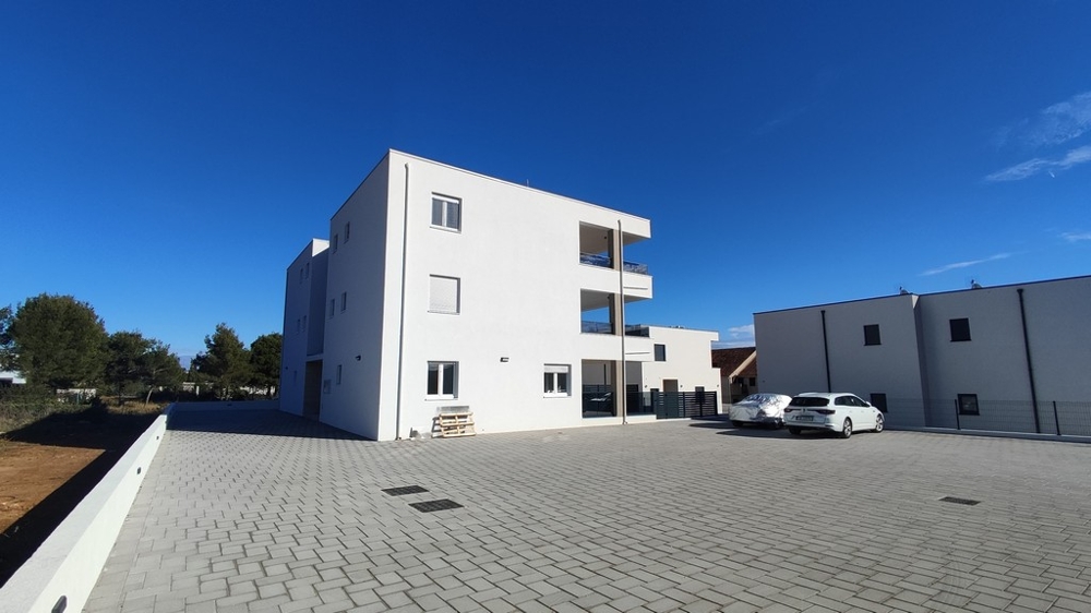 Außenansicht modernes Wohngebäude mit Stellflächen