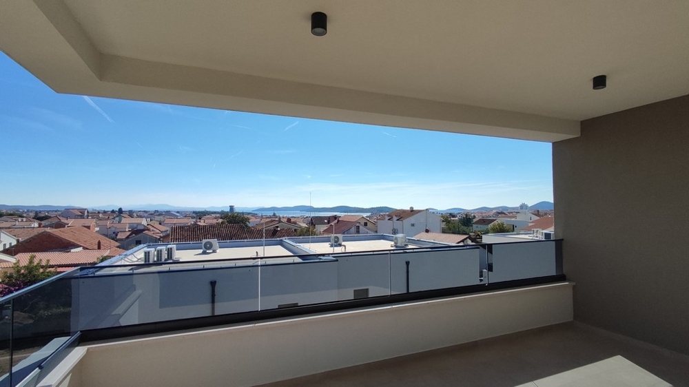 Weitblick über Dächer und Meer von der Terrasse