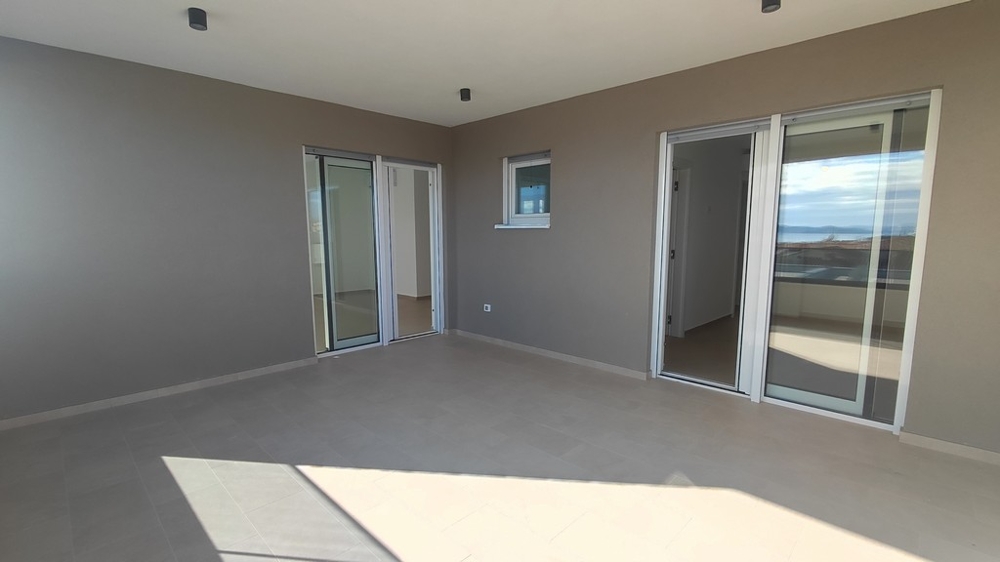 Großzügige Terrasse mit Schiebetüren