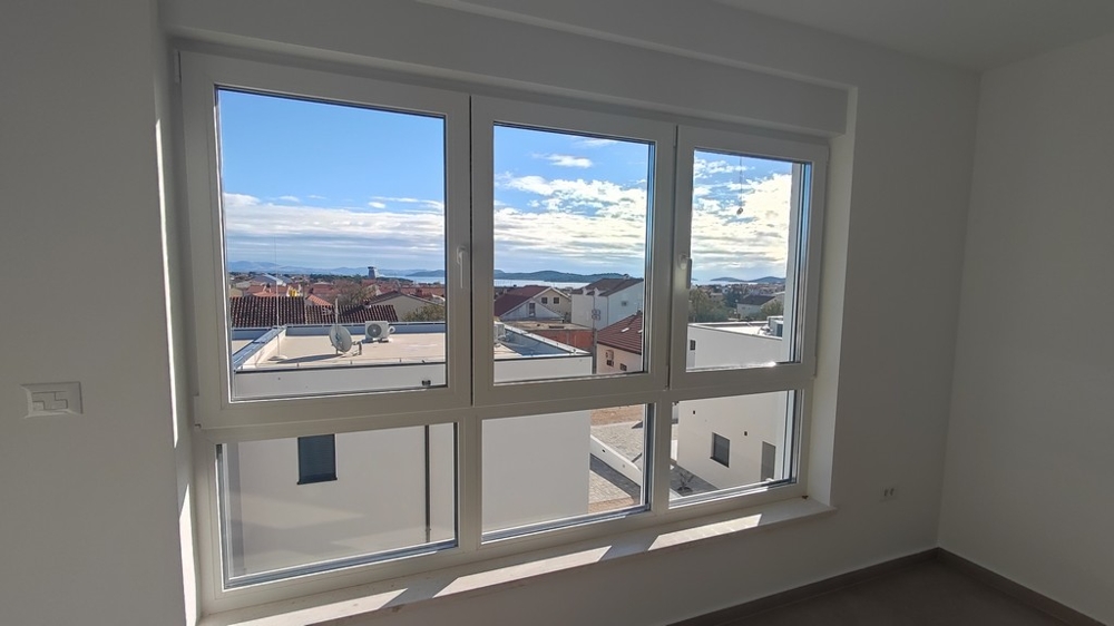 Fensterfront mit Meerblick im Wohnbereich