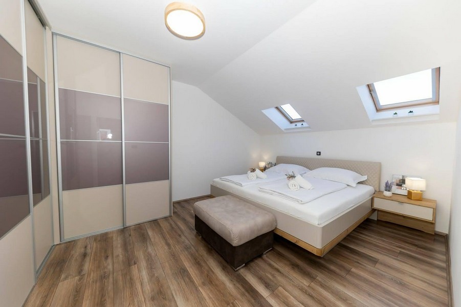 Helles Schlafzimmer mit zwei Dachfenstern