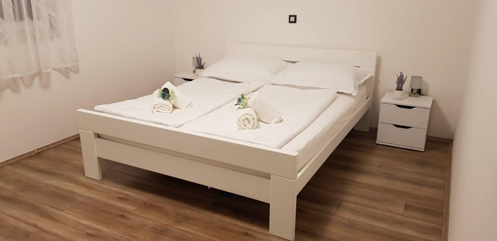 Schlafzimmer mit Doppelbett und Nachtkästchen