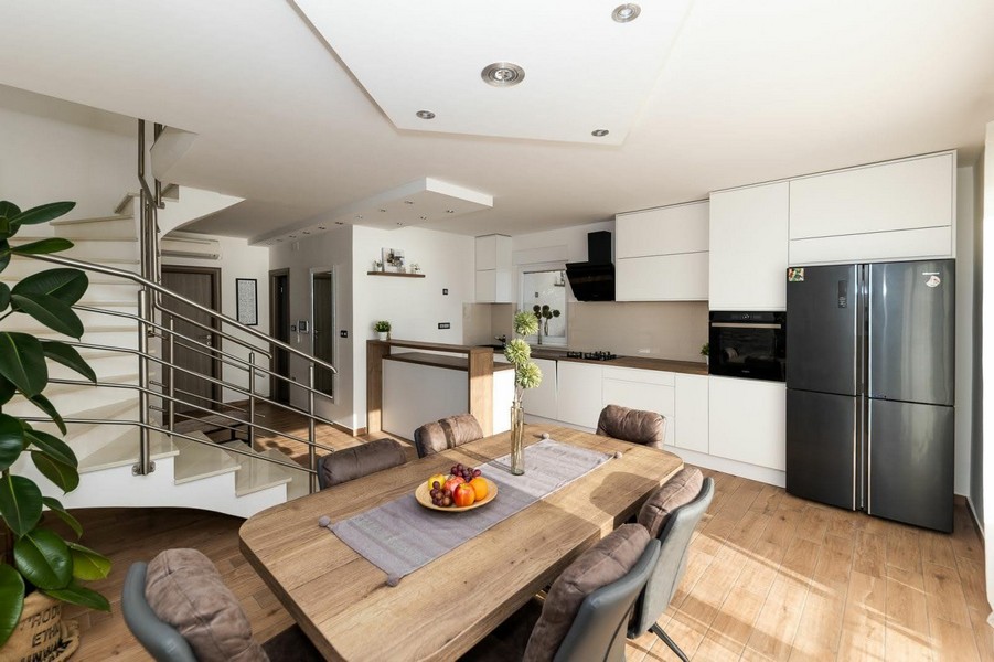 Offene Küche mit Essbereich und Treppe ins Obergeschoss