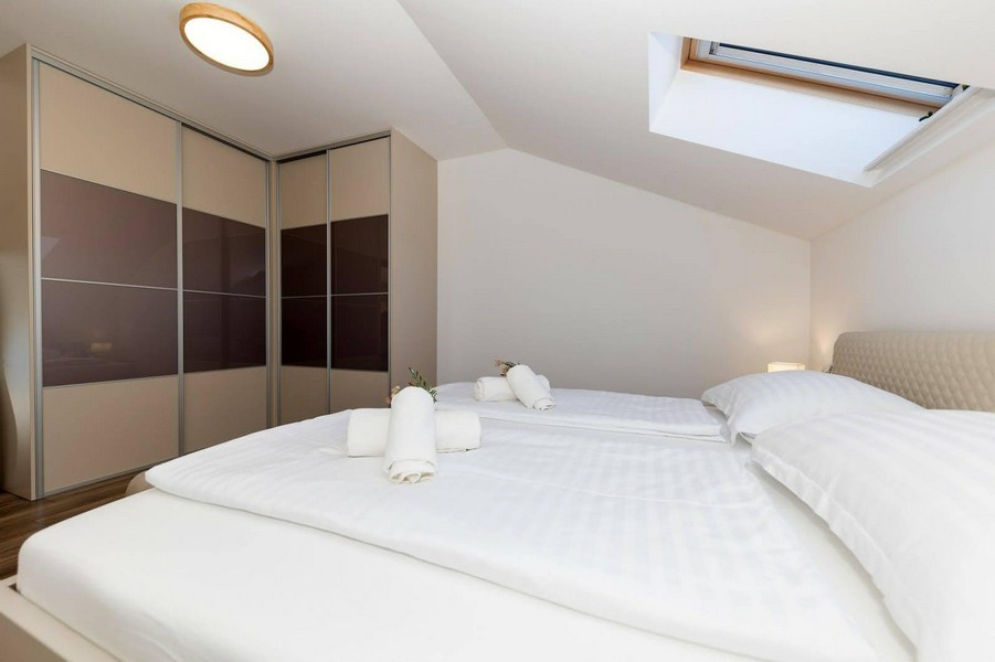 Schlafzimmer mit Dachfenster und großem Kleiderschrank