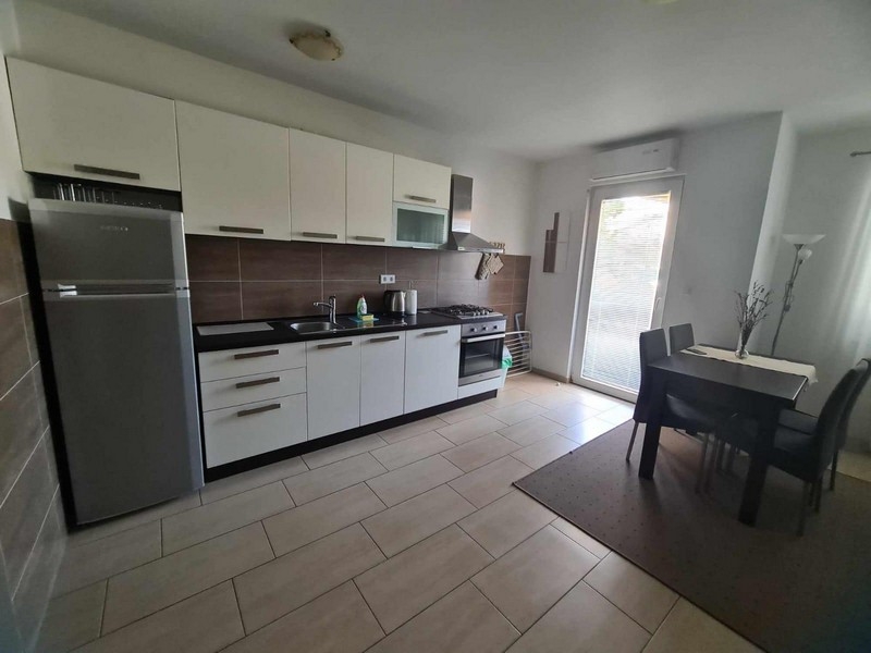 Küche und Essbereich der Immobilie A3826 auf der Insel Pag in Kroatien.