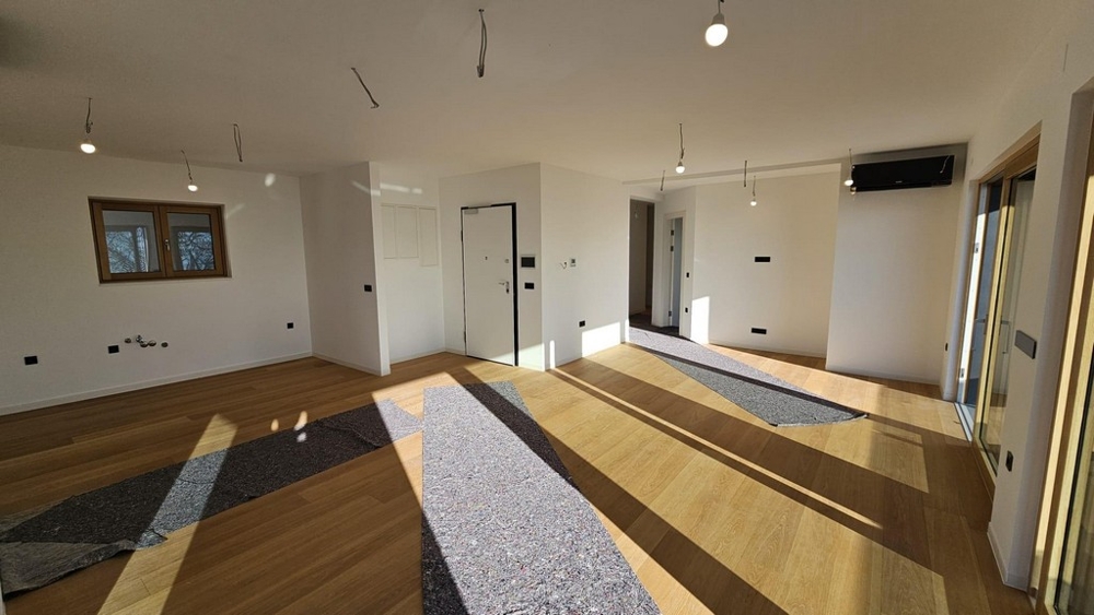 Offener Wohnbereich mit Fenster und Terrassenzugang