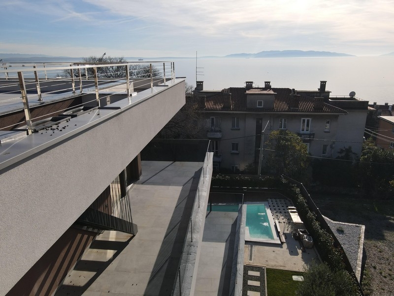 Terasse mit Blick auf Pool und Meer