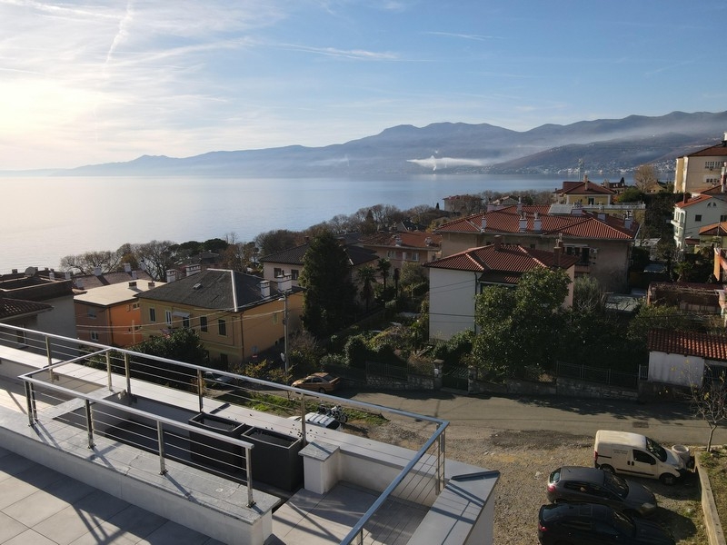 Weitblick über Küste und Wohnhäuser Rijekas